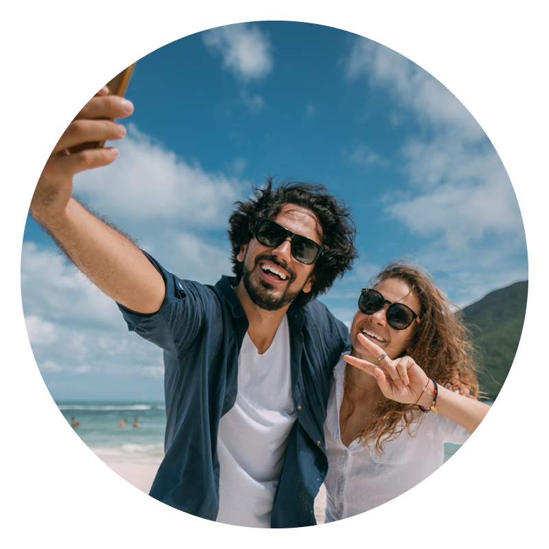 Mann und Frau machen ein Selfie am Strand