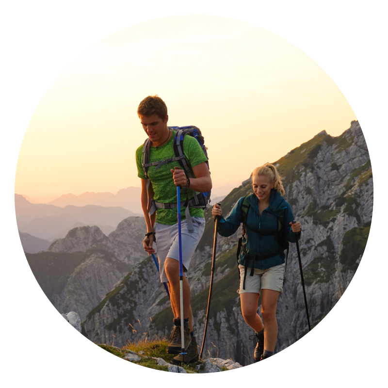 Frau und Mann am Wandern
