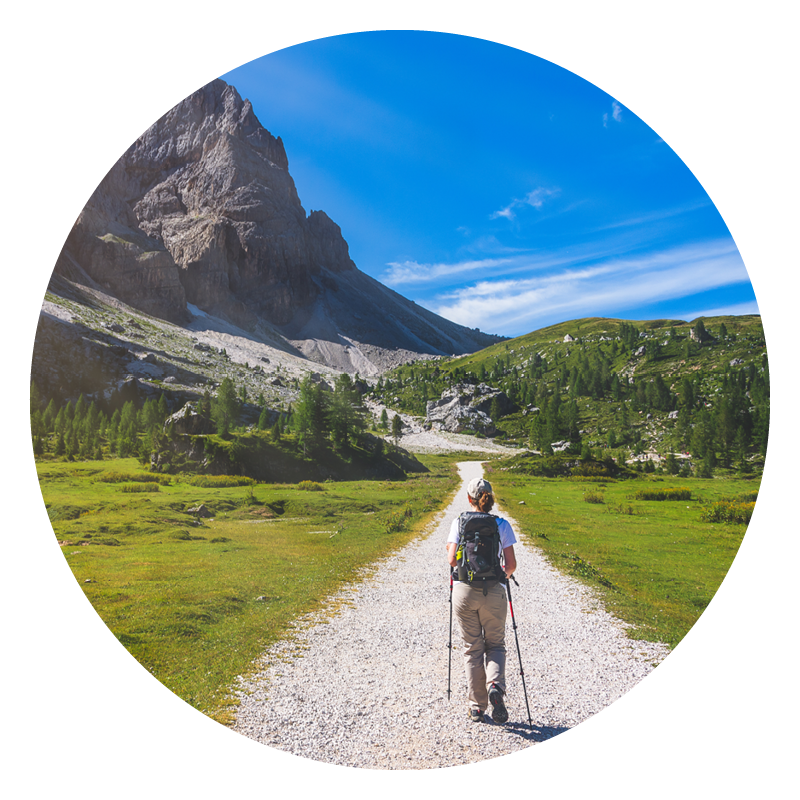 Frau am Wandern in den Bergen